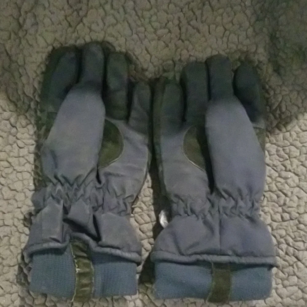 Black Winter Gloves With Velcro Strap Closure Boys M